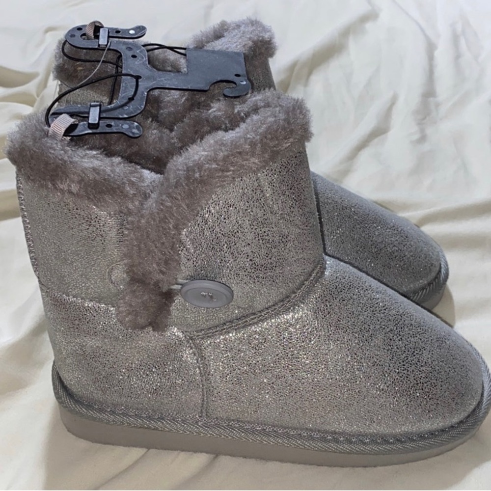 Grey, silvery fur boots 🥾